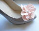 klipsy do butów ślubnych - różowy kwiat