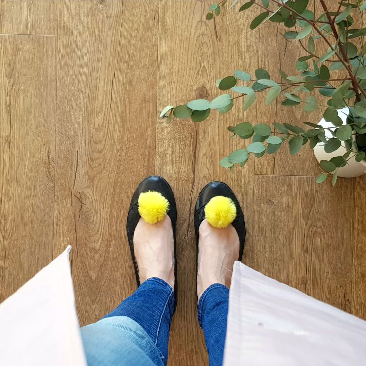 pompony na buty żółte